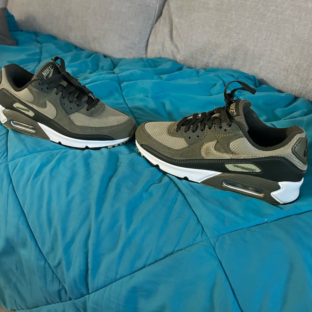 Nike Men’s Air Max Low Top Air Max- Olive Green/Black/White size 8